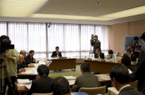 文教警察委員会・委員長として議長役を務める