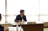 文教警察委員会・委員長として議長役を務める