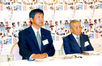 開校記者発表(右:宮本弘校長)