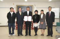 学授与式(丸本卓也学長、三浦房紀教授と)